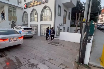 evden-aldigi-yedek-anahtarla-park-halindeki-araci-calan-hirsiz-yakalandi