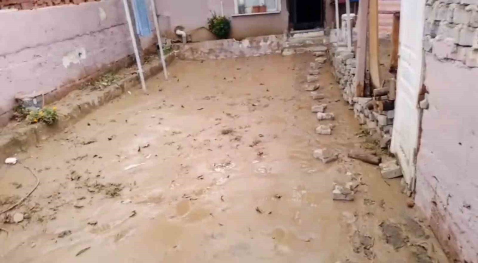 evini-su-basan-vatandas-isyan-etti-benim-oyum-nereye-gidiyor