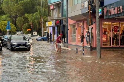 fethiye-saganak-yagisa-teslim-oldu-ev-ve-is-yerleri-sular-altinda-kaldi