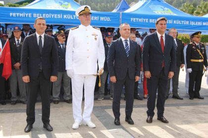 fethiyede-29-ekim-cumhuriyet-bayrami-celenk-sunma-toreni-ile-basladi