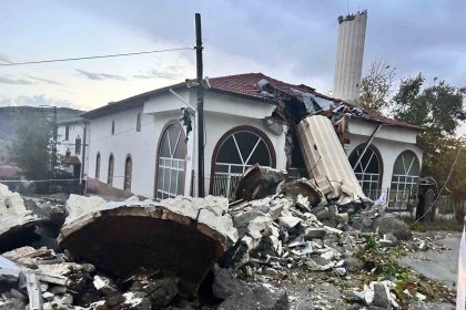 firtina-minareyi-yikti-cemaat-olumden-dondu