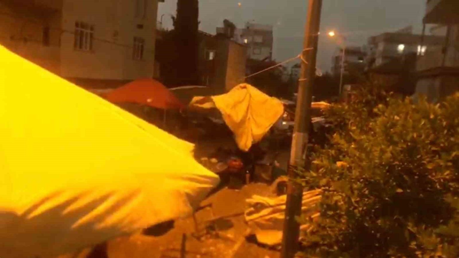 firtina-pazar-yerindeki-guneslikleri-devirdi-tezgahlari-savurdu