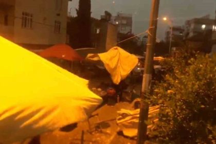 firtina-pazar-yerindeki-guneslikleri-devirdi-tezgahlari-savurdu