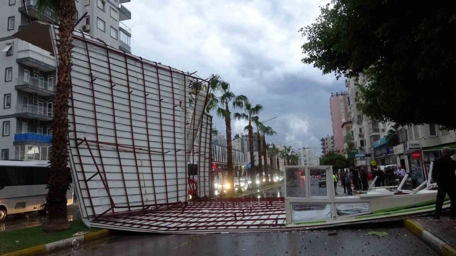 firtina-tonlarca-agirliktaki-catiyi-karayoluna-savurdu-muhtemel-faciadan-donuldu