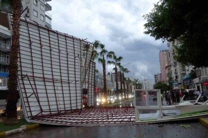 firtina-tonlarca-agirliktaki-catiyi-karayoluna-savurdu-muhtemel-faciadan-donuldu