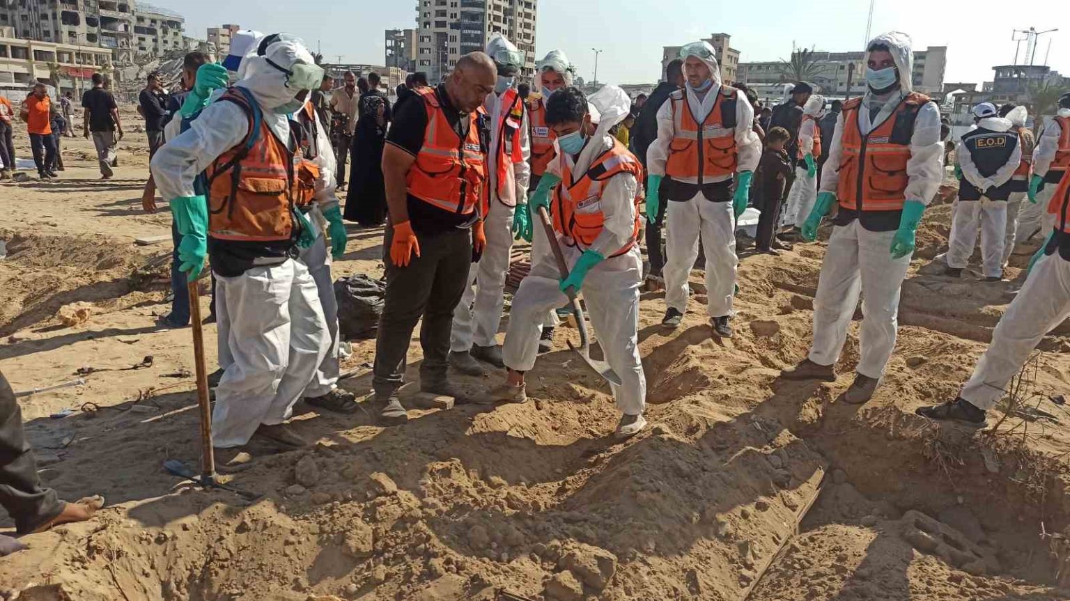 gazzede-saldirilar-nedeniyle-toplu-sekilde-defnedilen-cenazeler-kimlik-tespiti-icin-mezardan-cikarildi