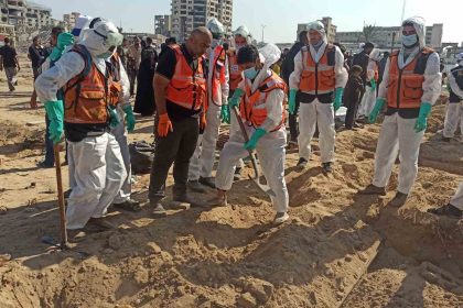 gazzede-saldirilar-nedeniyle-toplu-sekilde-defnedilen-cenazeler-kimlik-tespiti-icin-mezardan-cikarildi