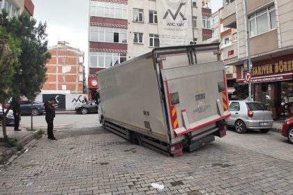 gungorende-yol-coktu-kamyonet-cukura-dustu