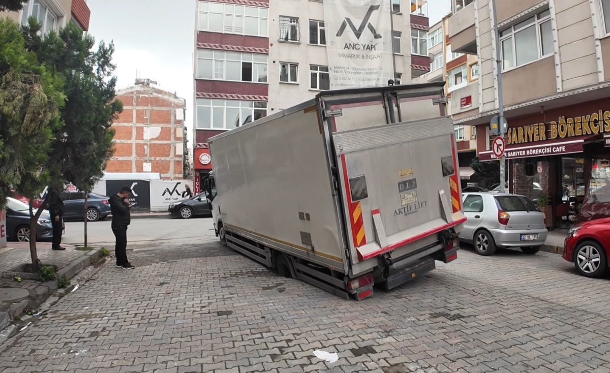 gungorende-yol-coktu-kamyonet-cukura-dustu