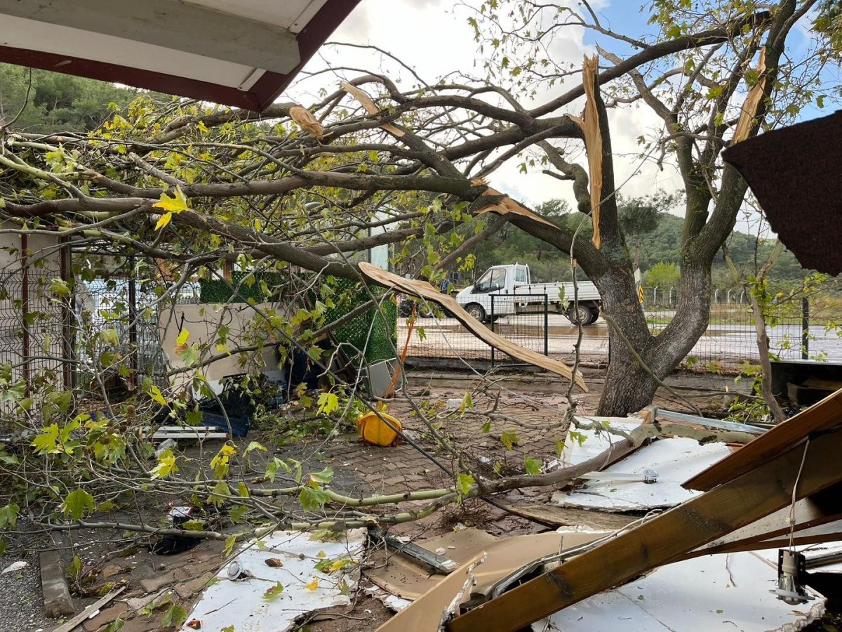 hortum-ve-yildirim-havranda-hasara-yol-acti