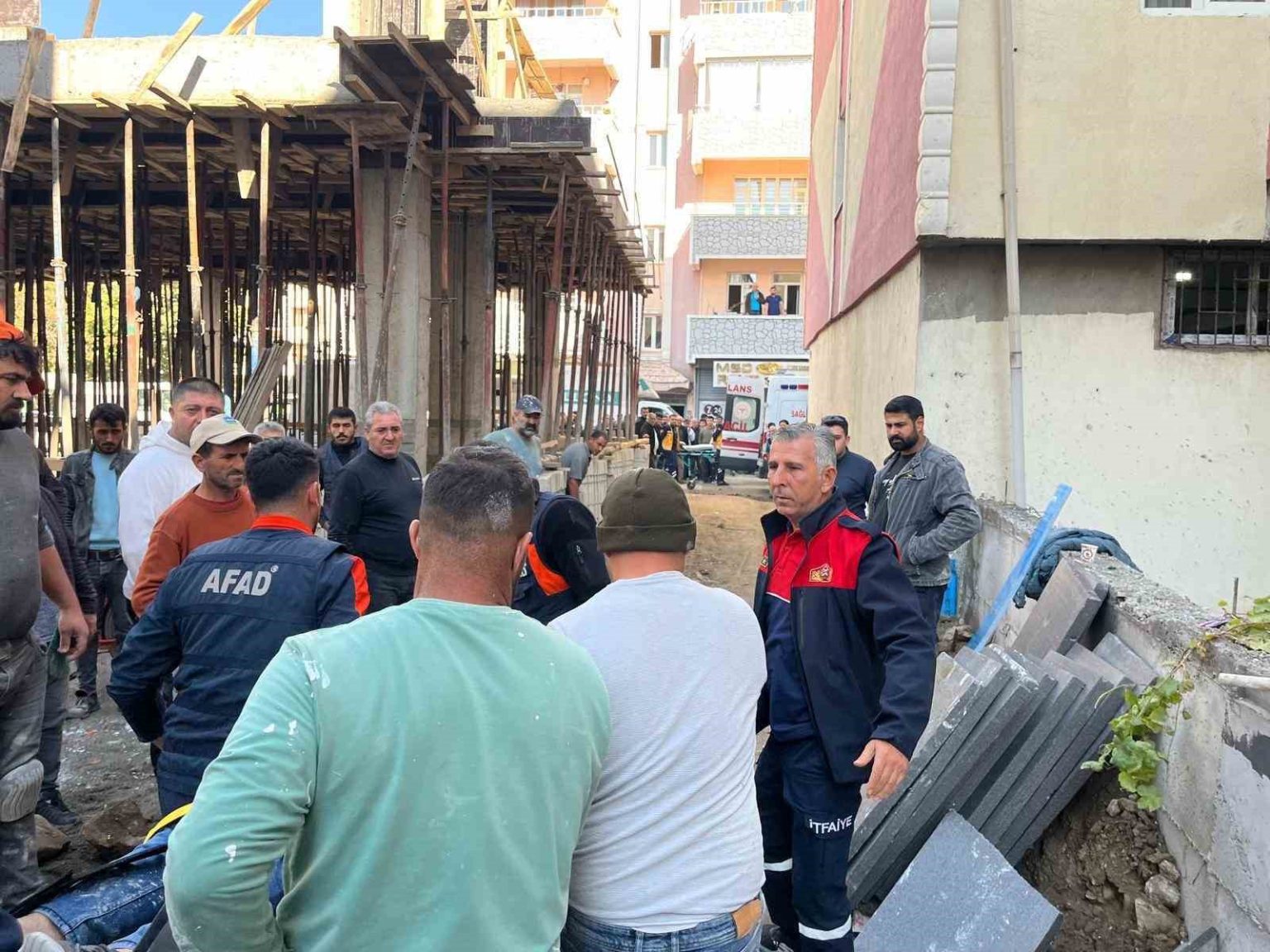 igdirda-asansor-bosluguna-dusen-2-isci-yaralandi