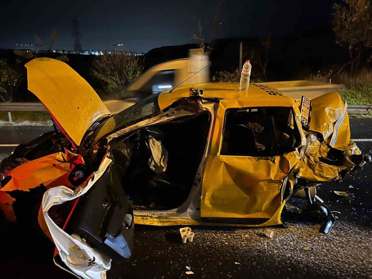 iki-kamyonun-arasinda-kagit-gibi-ezilen-taksi-surucusu-yaralandi