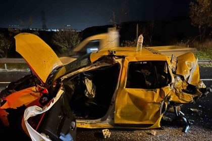 iki-kamyonun-arasinda-kagit-gibi-ezilen-taksi-surucusu-yaralandi