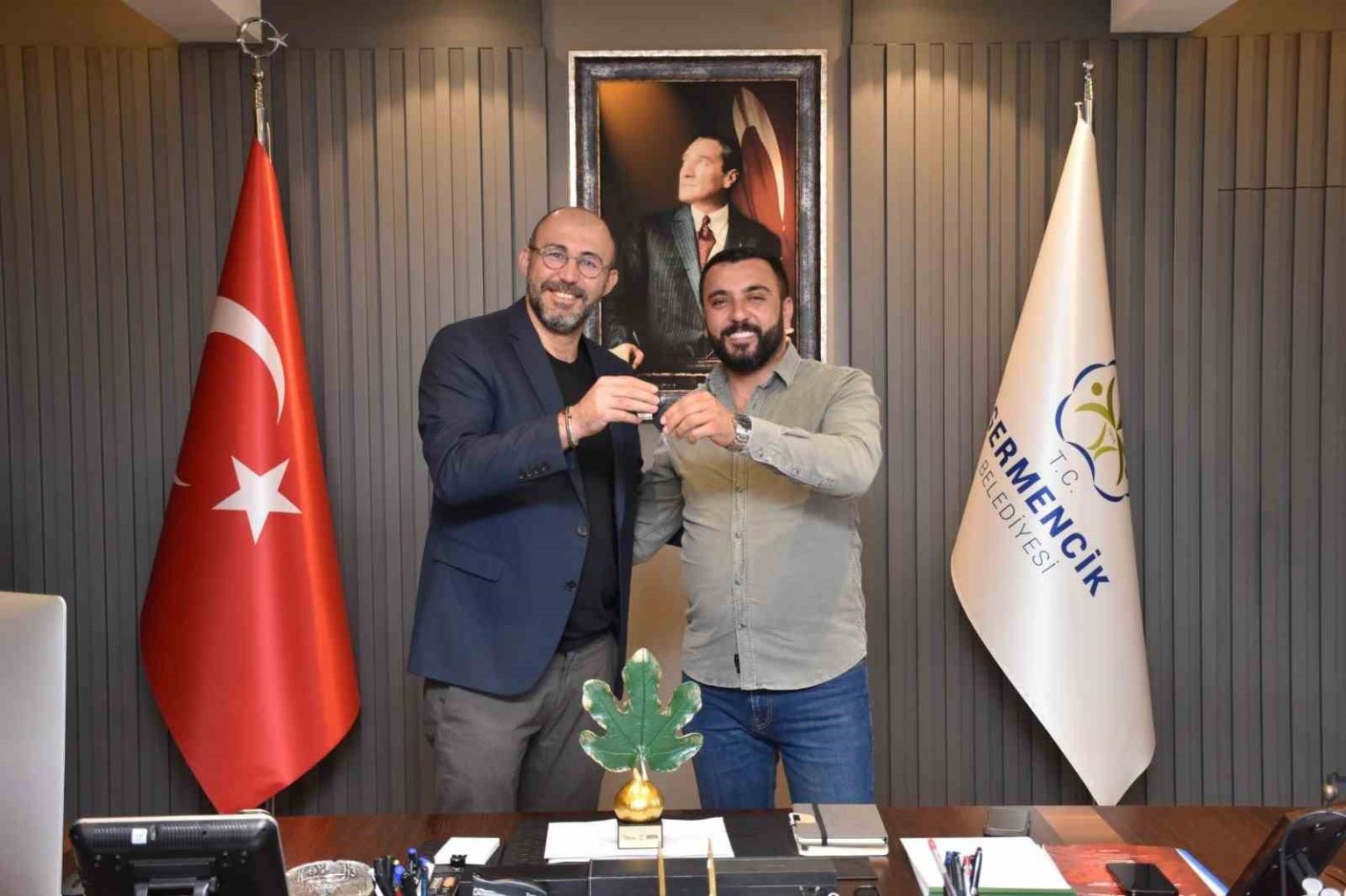 incir-festivalinin-traktor-talihlisi-anahtarini-baskan-zencirciden-teslim-aldi