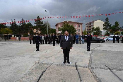 inonude-cumhuriyetin-102-yil-kutlamalari-celenk-sunumuyla-basladi