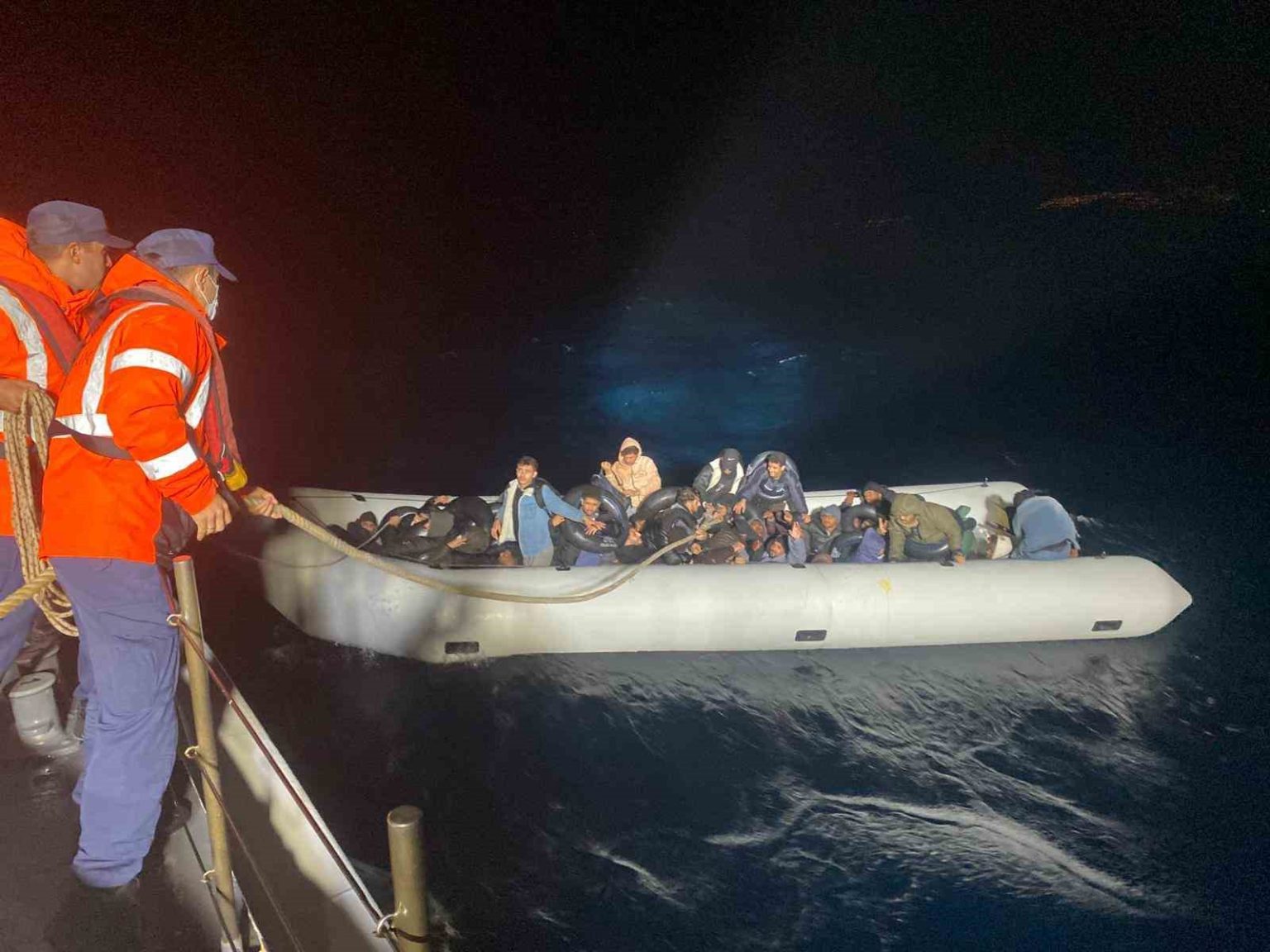 izmir-aciklarinda-2-lastik-bot-durduruldu-86-gocmen-yakalandi