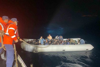 izmir-aciklarinda-2-lastik-bot-durduruldu-86-gocmen-yakalandi