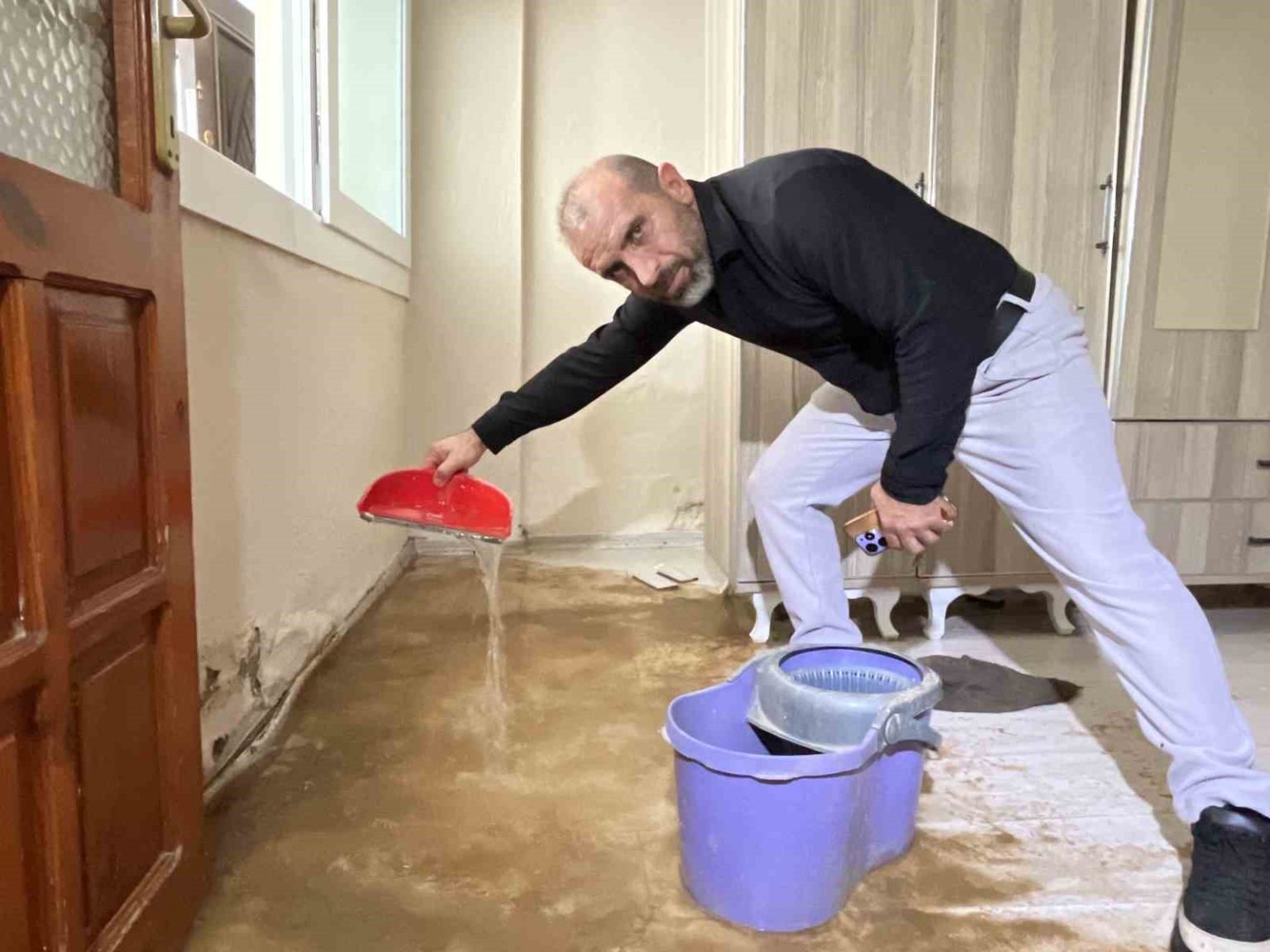 izmirde-izsu-sebeke-borusu-patladi-bir-evi-yasanmaz-hale-getirdi