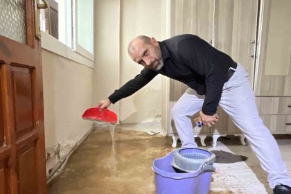 izmirde-izsu-sebeke-borusu-patladi-bir-evi-yasanmaz-hale-getirdi