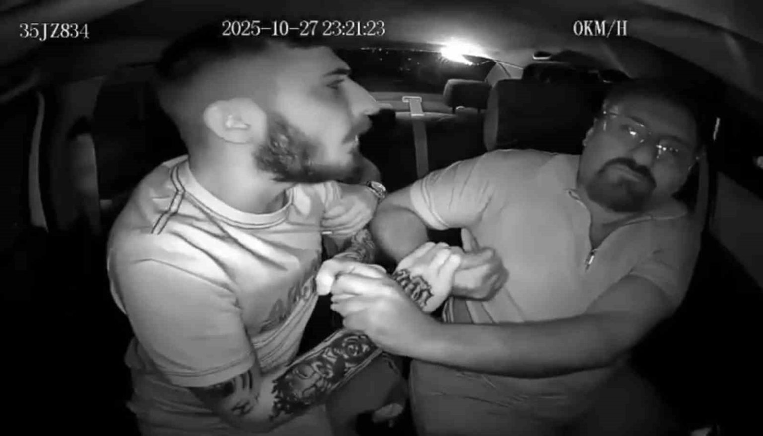 izmirde-taksi-soforunun-darbedildigi-anlar-kamerada