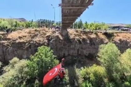 jak-timinden-muradiye-selalesinde-bayrakli-kutlama