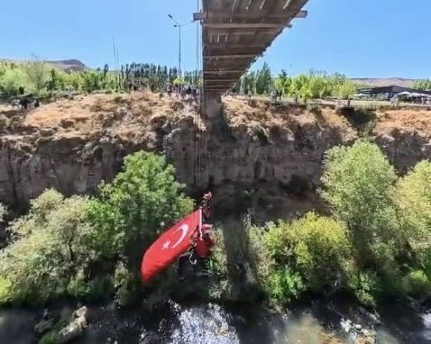 jak-timinden-muradiye-selalesinde-bayrakli-kutlama