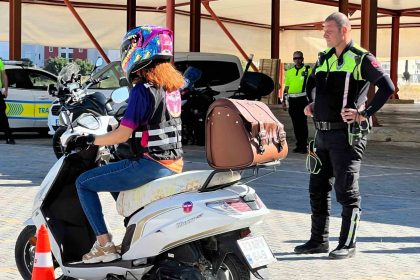 kadin-motosiklet-suruculerine-uygulamali-egitim