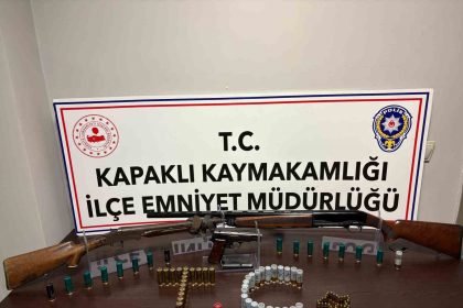 kapaklida-arama-yapilan-evde-ruhsatsiz-tabanca-ve-2-av-tufegi-ele-gecirildi