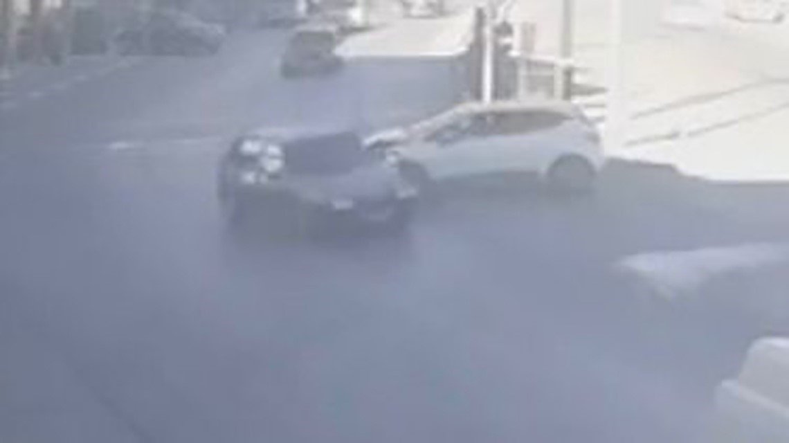 karamanda-iki-otomobil-carpisti-1-yarali