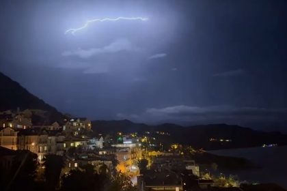 kasta-simsekler-geceyi-gunduze-cevirdi-muhtesem-doga-olayi-kameraya-yansidi