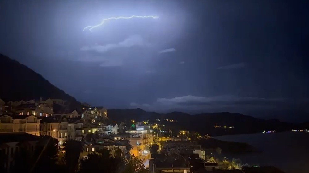 kasta-simsekler-geceyi-gunduze-cevirdi-muhtesem-doga-olayi-kameraya-yansidi