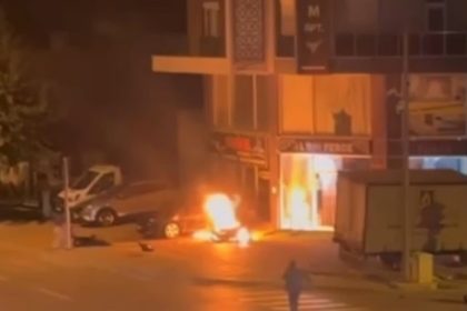 kaza-yapip-yanmaya-baslayan-motosikletin-surucusunu-vatandaslar-kurtardi