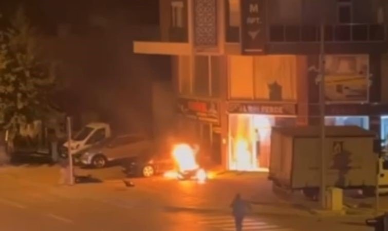 kaza-yapip-yanmaya-baslayan-motosikletin-surucusunu-vatandaslar-kurtardi