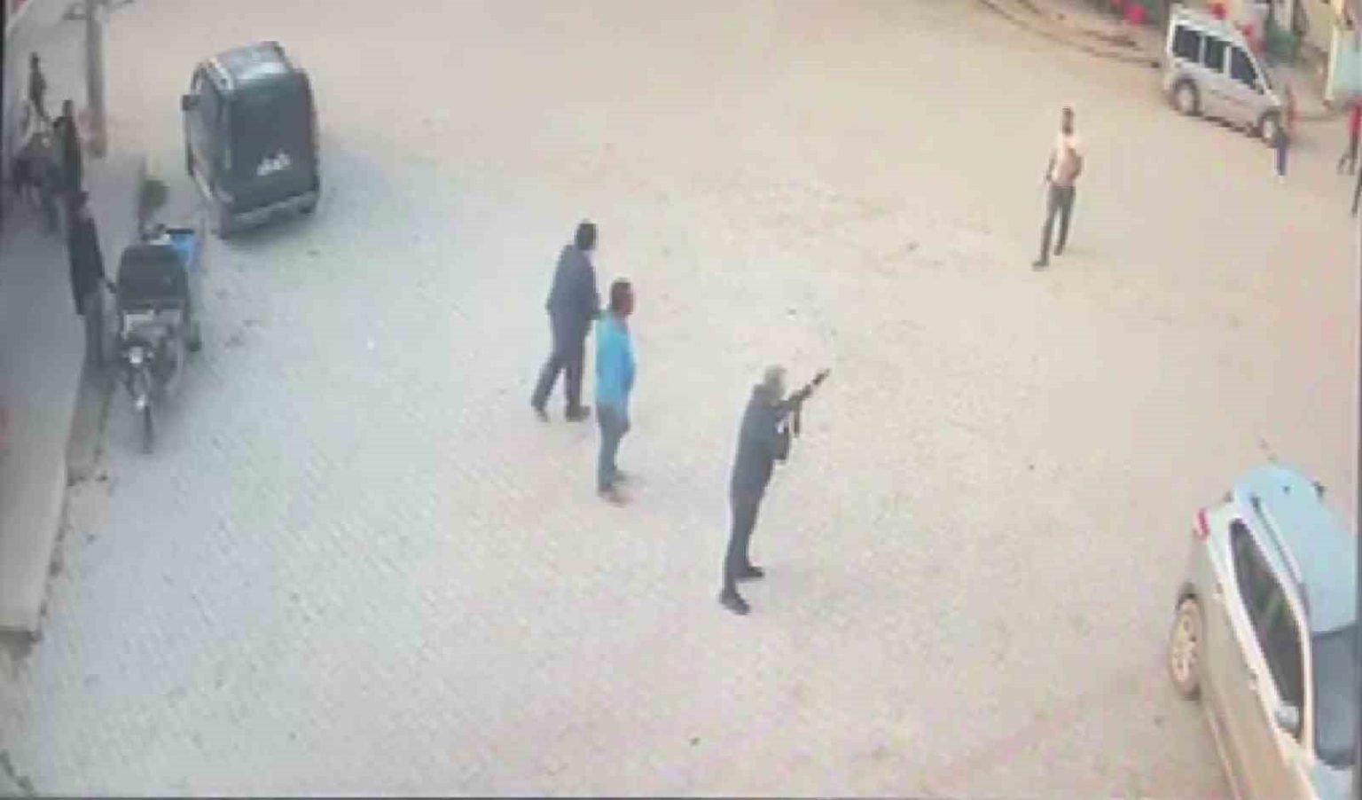 kendisine-silah-dogrultan-adamin-uzerine-yuruyup-bicakla-oldurdu