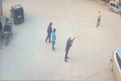 kendisine-silah-dogrultan-adamin-uzerine-yuruyup-bicakla-oldurdu