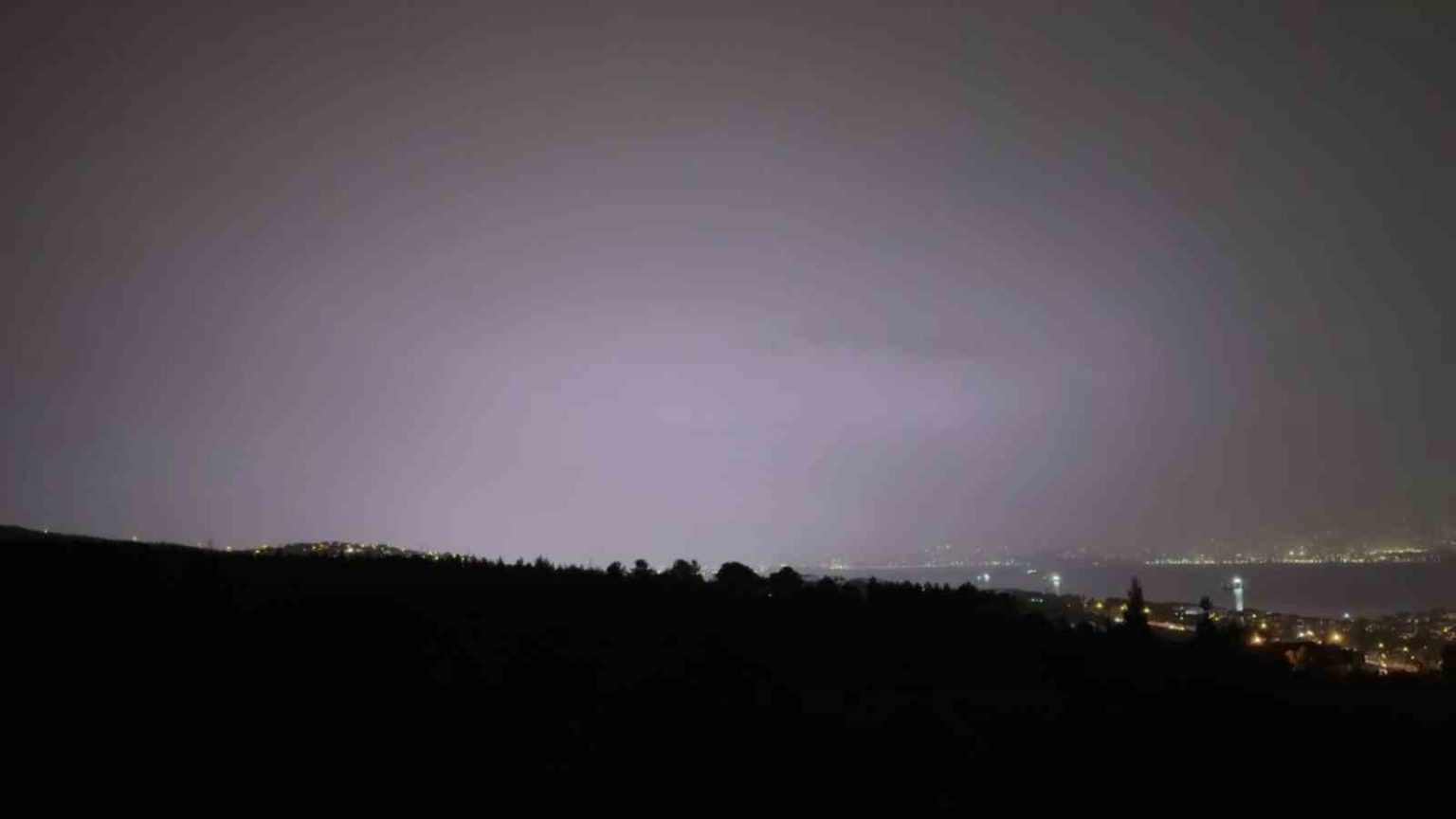 kocaelide-simsekler-adeta-geceyi-gunduze-cevirdi