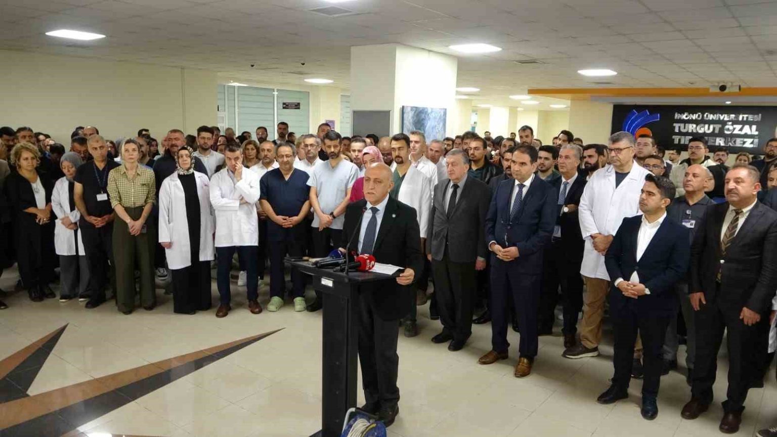 malatyada-gorevi-basindaki-doktora-saldiri