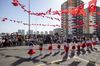 mersinde-miniklerden-cumhuriyet-bayrami-coskusu