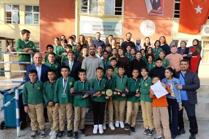 milli-guresci-feyzullah-akturk-ogrencilerle-soyleside-bulustu