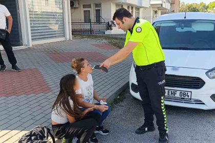 motosikletle-carpisan-otomobilin-kadin-surucusu-alkolmetreyi-uflerken-gozyaslarini-tutamadi