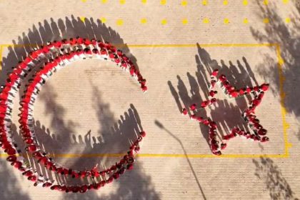 ogrencilerin-ay-yildiz-koreografisi-buyuk-begeni-topladi