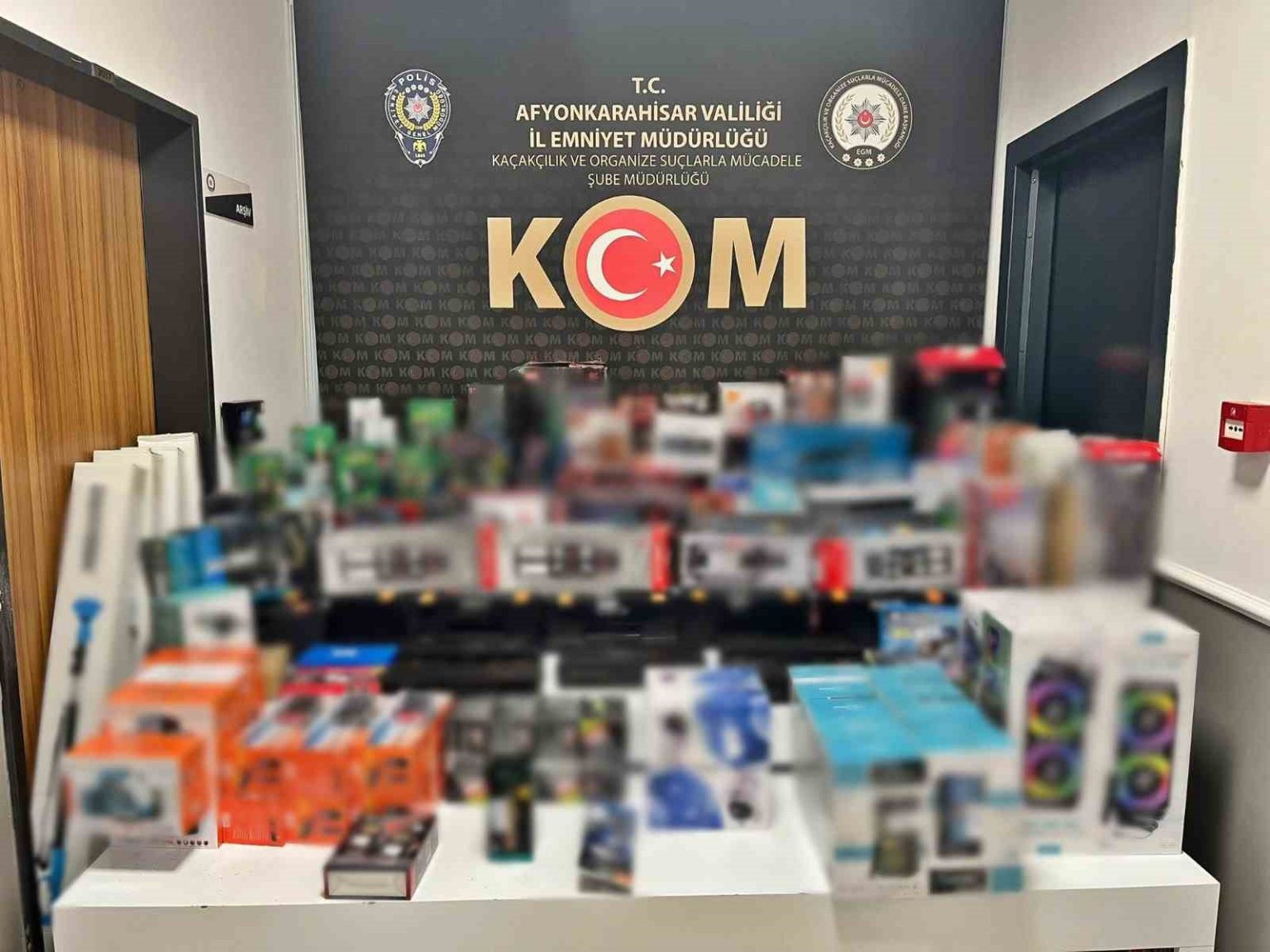 polisten-kacak-elektronik-urun-operasyonu