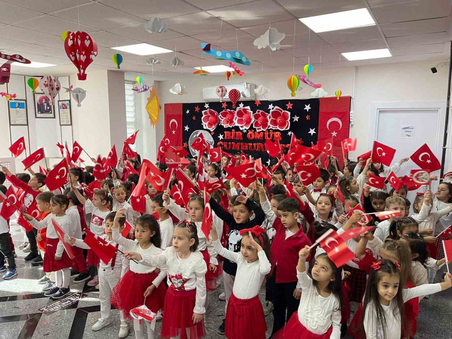 pursaklarin-nezaket-okullarinda-cumhuriyet-bayrami-coskusu