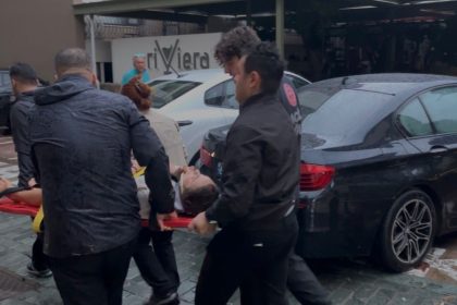 saganak-ve-ruzgar-aniden-bastirdi-devrilen-agacin-altinda-kalan-3-kisi-yaralandi