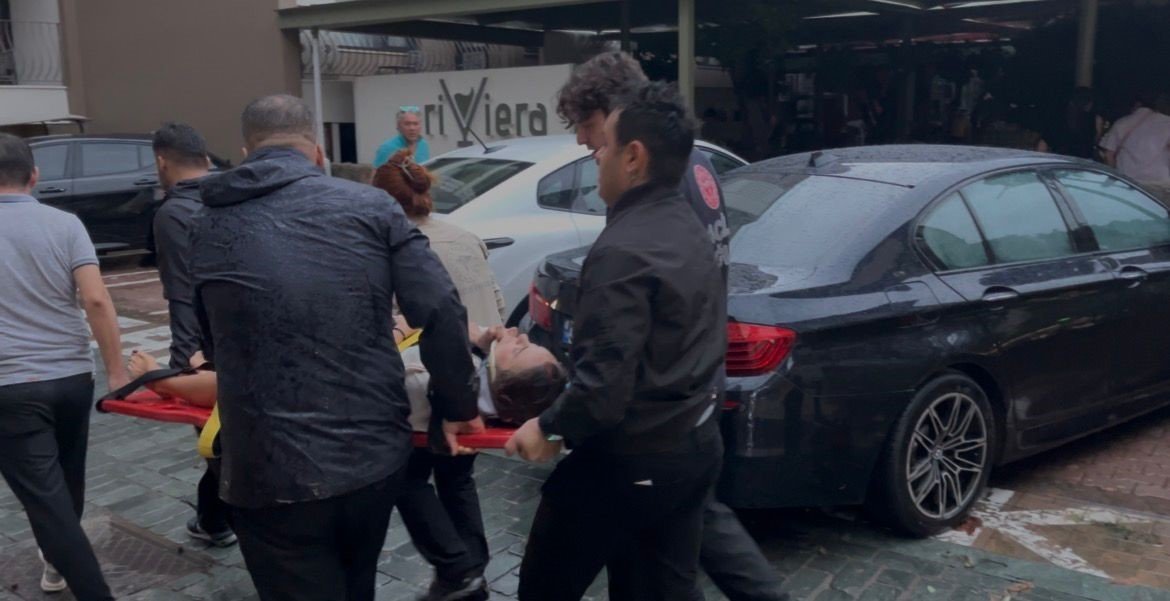 saganak-ve-ruzgar-aniden-bastirdi-devrilen-agacin-altinda-kalan-3-kisi-yaralandi