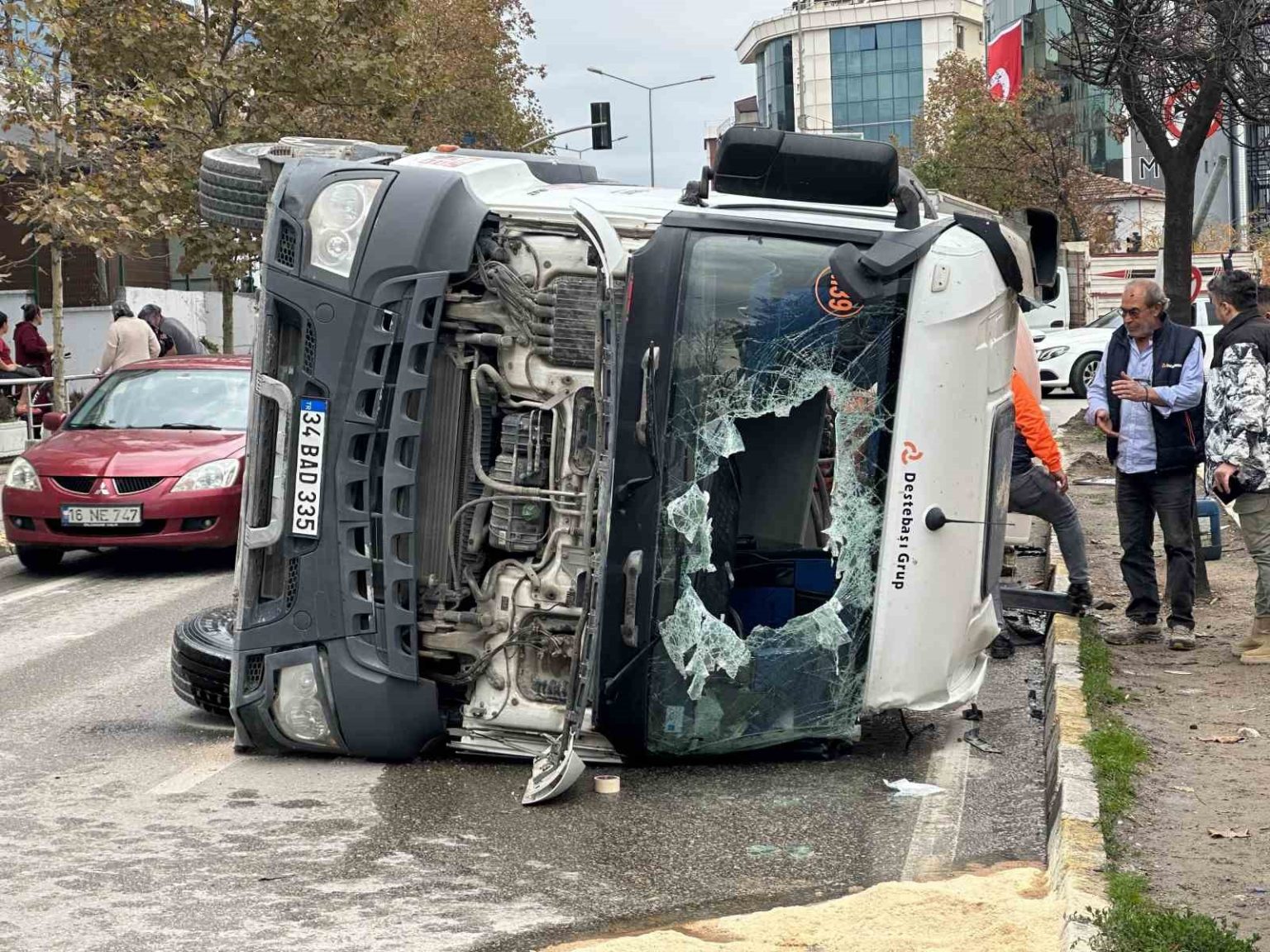 sancaktepede-beton-mikseri-devrildi-1-yarali