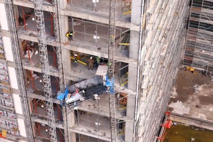 santiyede-yuk-asansorunun-halati-koptu-2-yarali