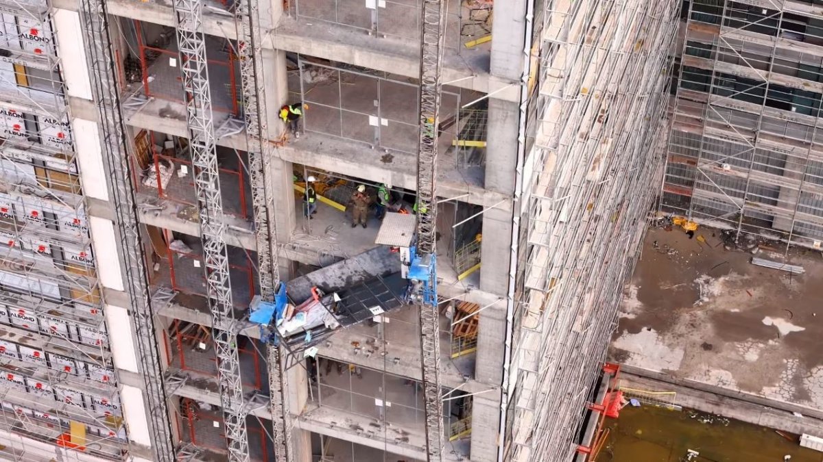 santiyede-yuk-asansorunun-halati-koptu-2-yarali