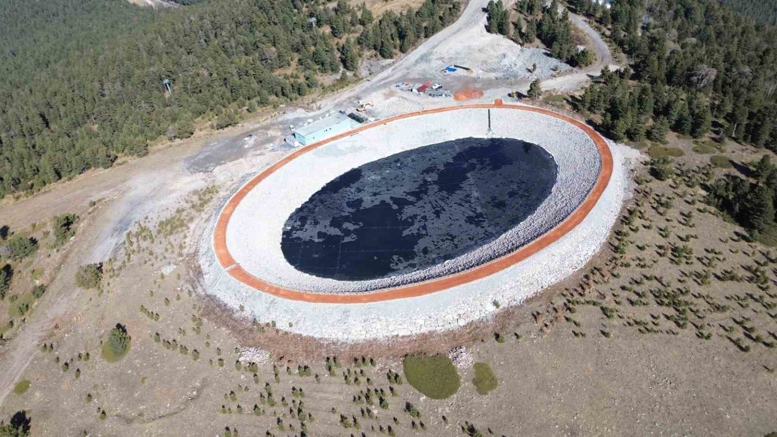 sarikamis-kayak-merkezi-modern-karlama-sistemleriyle-sezona-hazirlaniyor