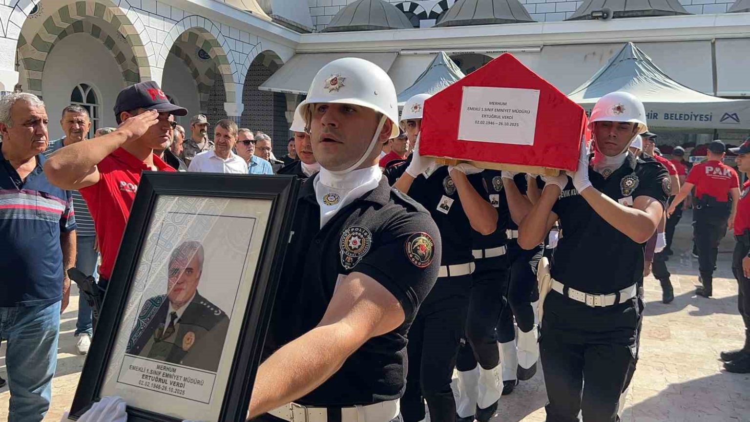 sehit-emniyet-muduru-altug-verdinin-babasi-mersinde-topraga-verildi